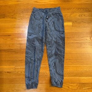 Athleta Girl Warm Up Joggers in Sumi Marble Blue - Girls Size L/12